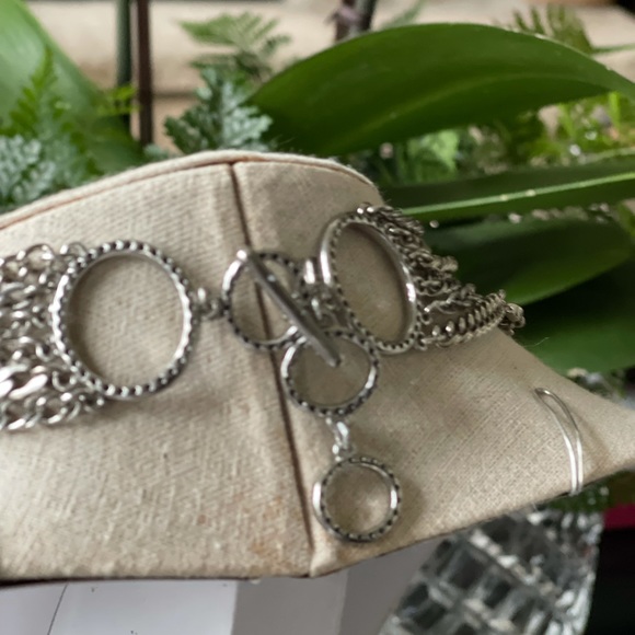 Beautiful Iconic Metropolitan statement necklace - Picture 5 of 8